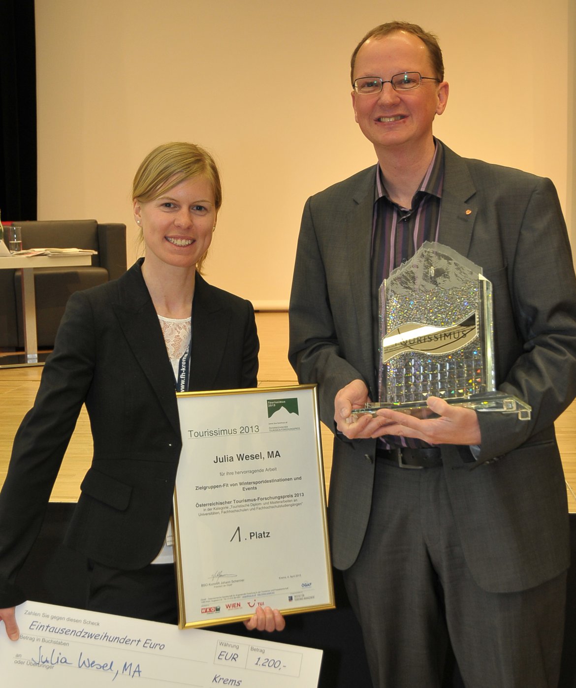 Stolze Gewinnerin des Tourismus Forschungspreises 2013 – (v.l.) Julia Wesel, MA mit Studiengangsleiter Prof. (FH) Dr. Robert Kaspar