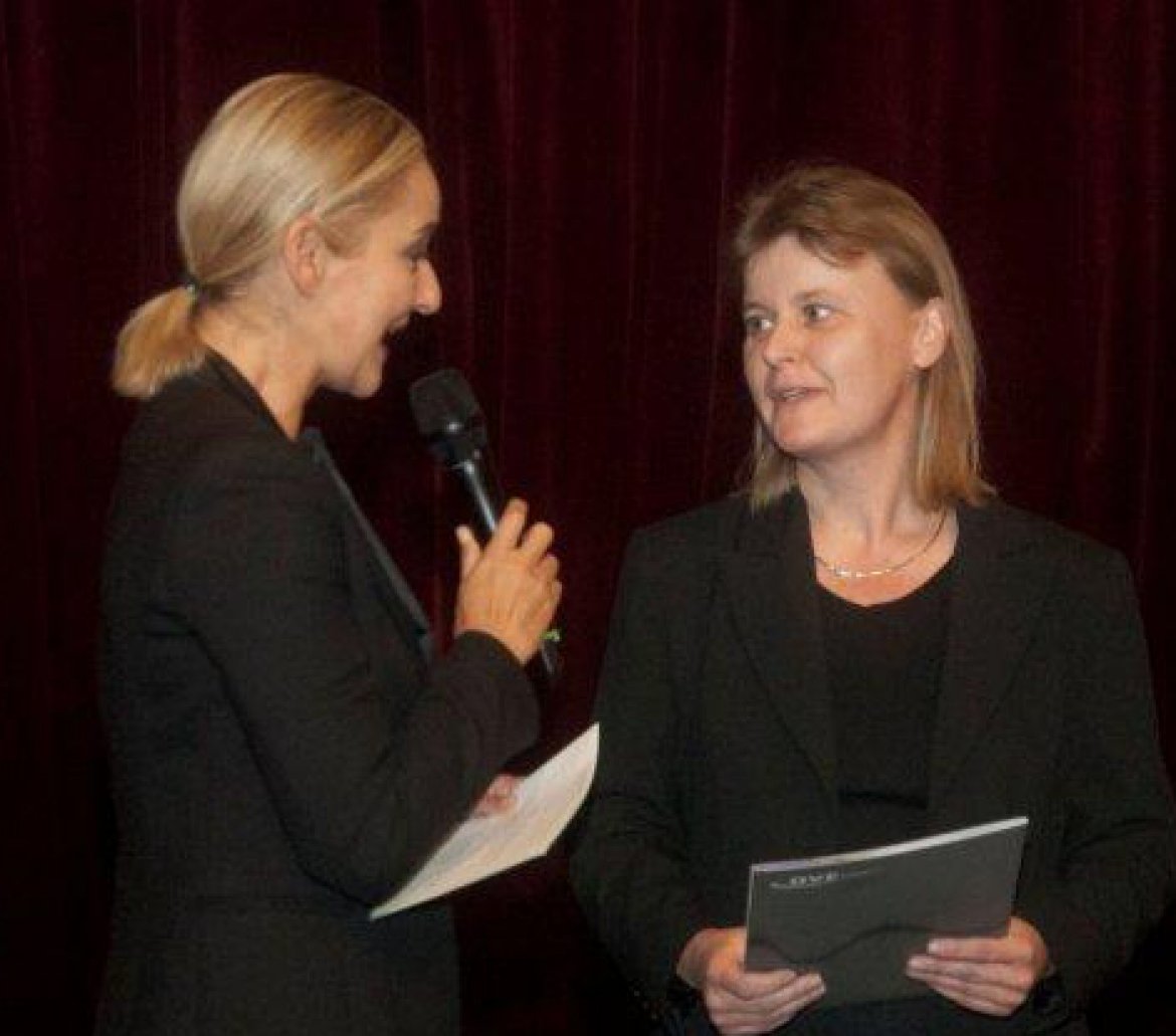 Die Preisträgerin (rechts) Annette Nienhaus, MA mit ORF-Moderatorin Sybille Brunner