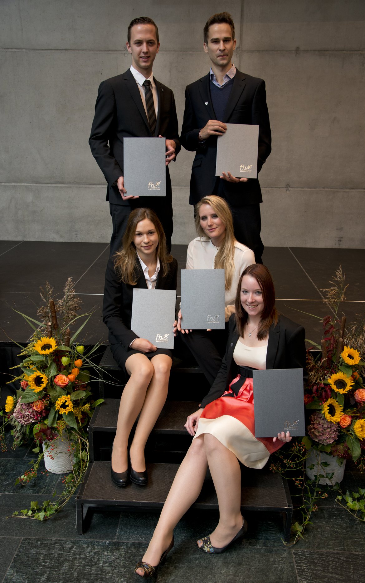 Absolventen der FH Kufstein mit ihren Urkunden