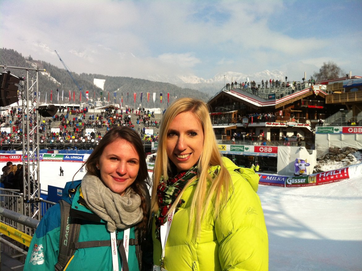 (v. l.) Eva Obermaier und Simone Oberreiter bei der Ski-WM in Schladming