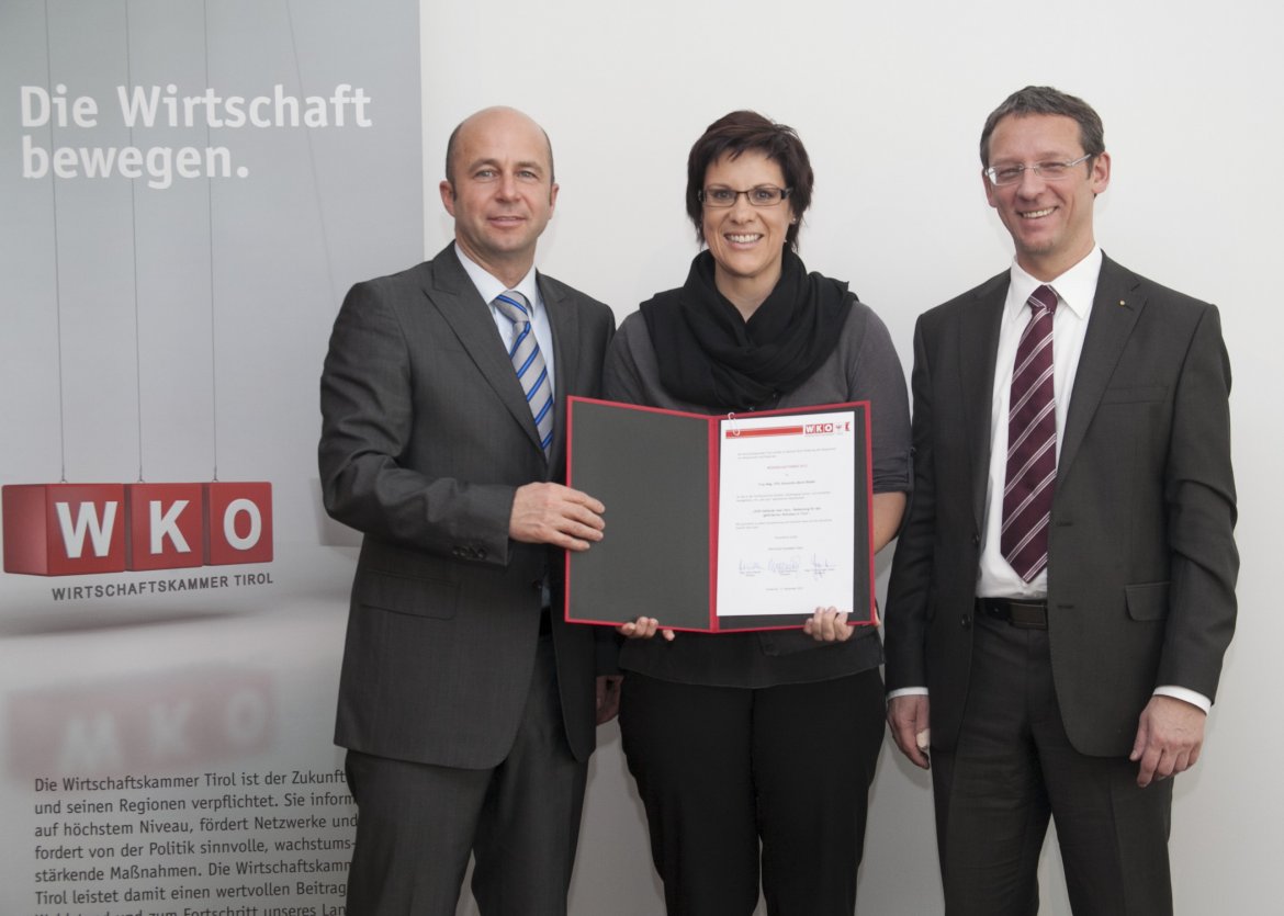 Wissenschaftspreis der WKO (v.l.): Mag. Wallner (Direktor WKO), Mag. (FH) Alexandra Rieder, FH-Rektor Prof. (FH) Dr. Lüthi