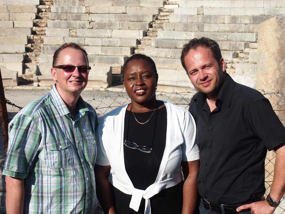 (v.l.) Prof. (FH) Dr. Robert Kaspar, Hilary Carty und Prof. Dr. Gernot Wolfram vor dem Kleinen Theater von Epidauros.