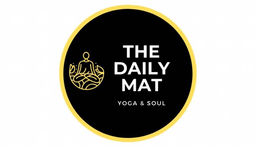 Mensch in Yogasitz mit Schriftzug The Daily Mat